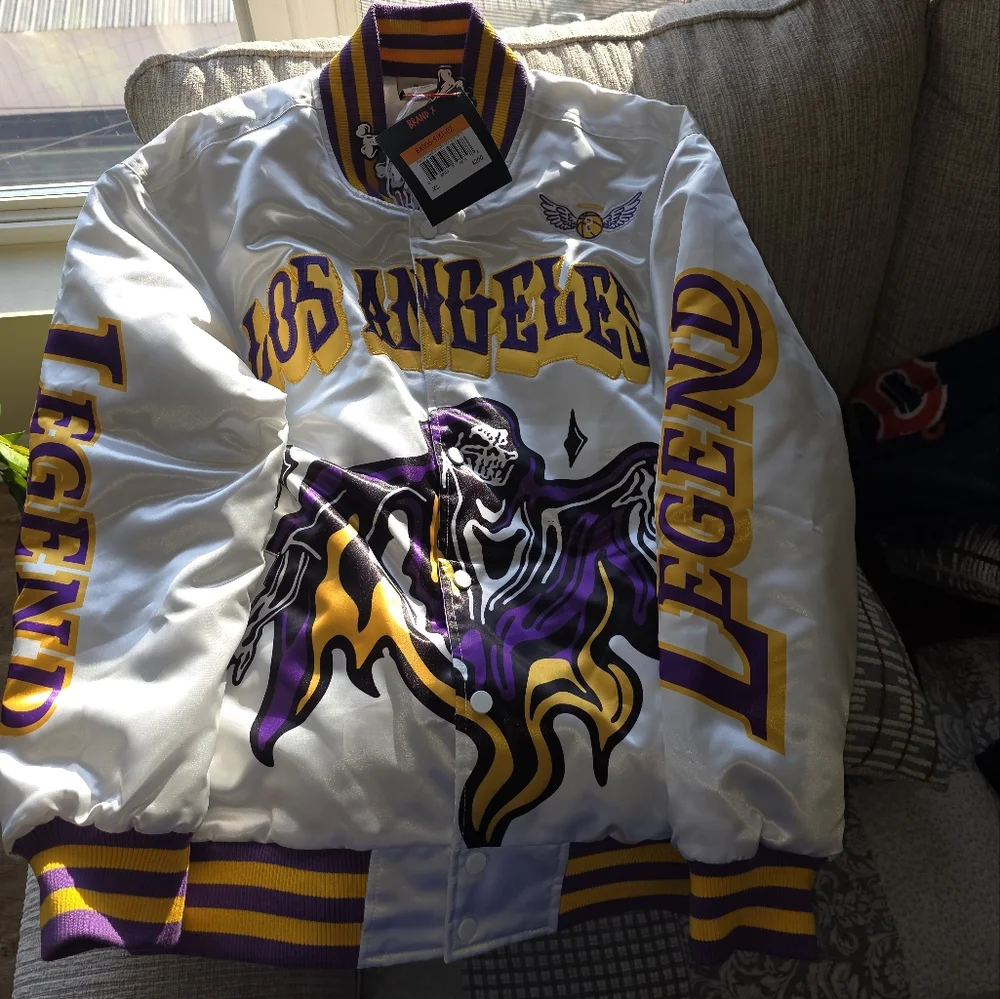 Brand New XL Kobe Bryant White Satin Jacket with Los Angeles Legend Design - Picture 2 of 5